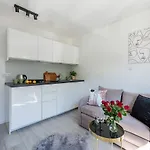 Batorego 220 - 450m Stacja Metra Pola Mokotowskie, 800m Biblioteka Narodowa - 20m Piekny Park Pola Mokotowskie - 800m Do Sgh - Wifi - Smart Tv - Good
